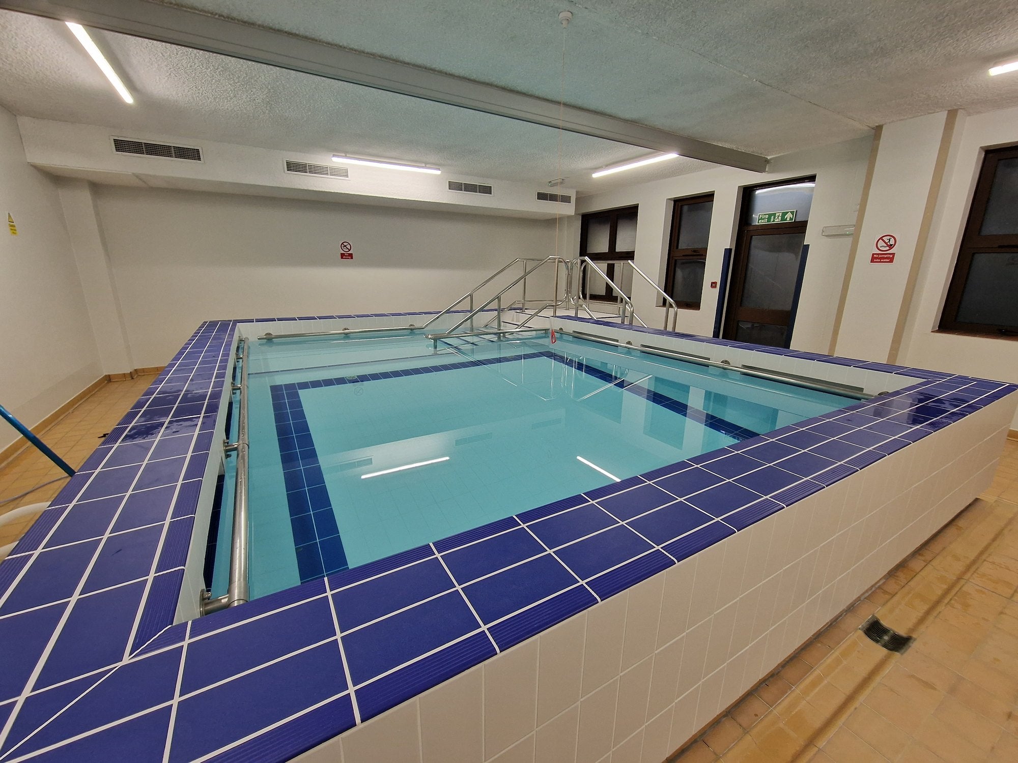 Hospital hydrotherapy pool